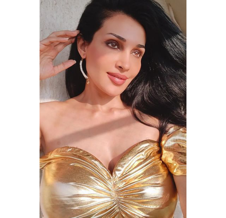 Flora Saini Hot Actress Insta Post
