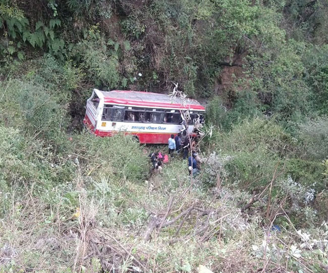Bus Accident: Bus Driver बिना hand break लगाए चला गया चाय पीने हो गई बड़ी दुर्घटना।